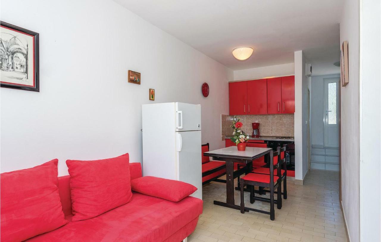 2 Bedroom Amazing Apartment In Rogoznica Rogoznica  Buitenkant foto